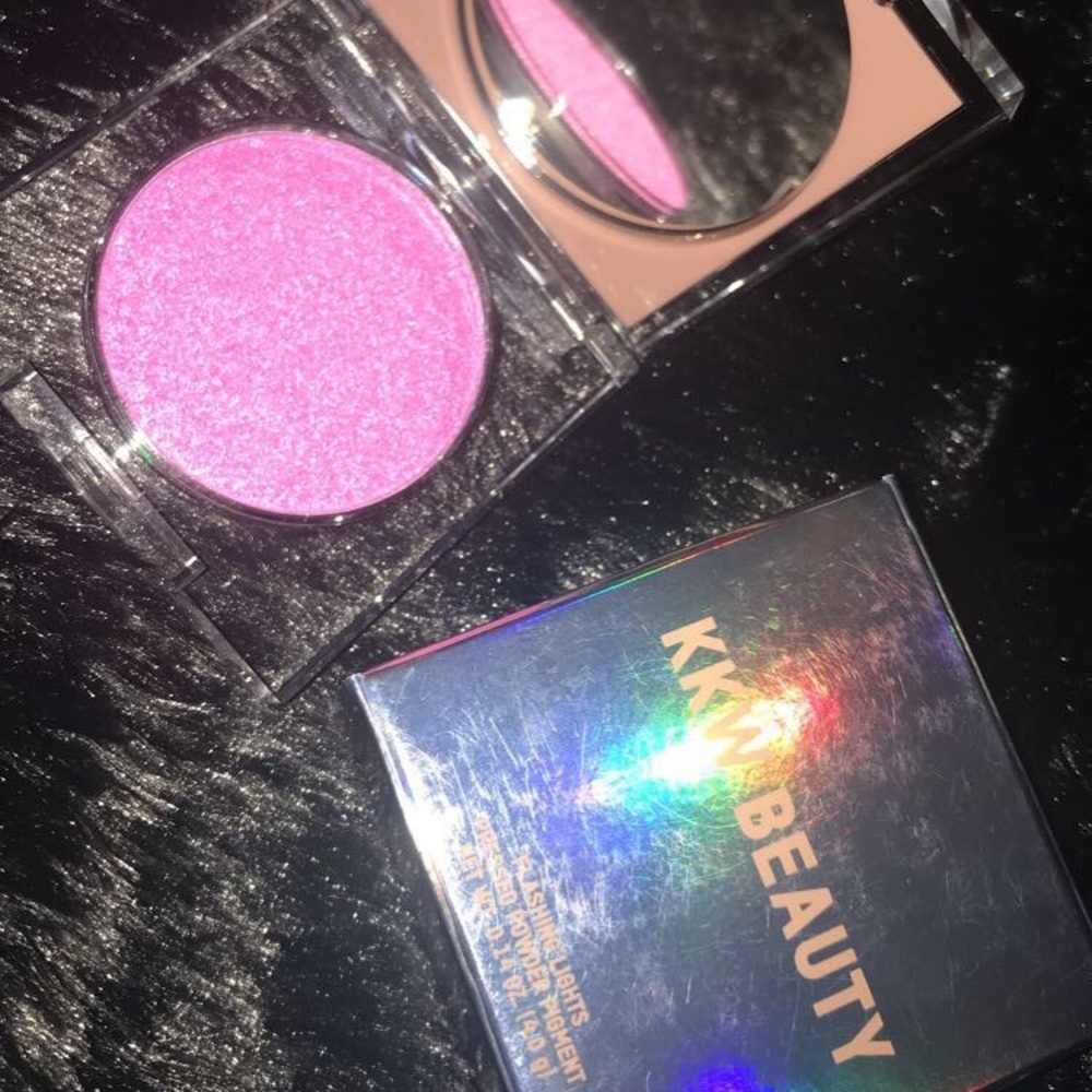 *Pressed pigment powder*